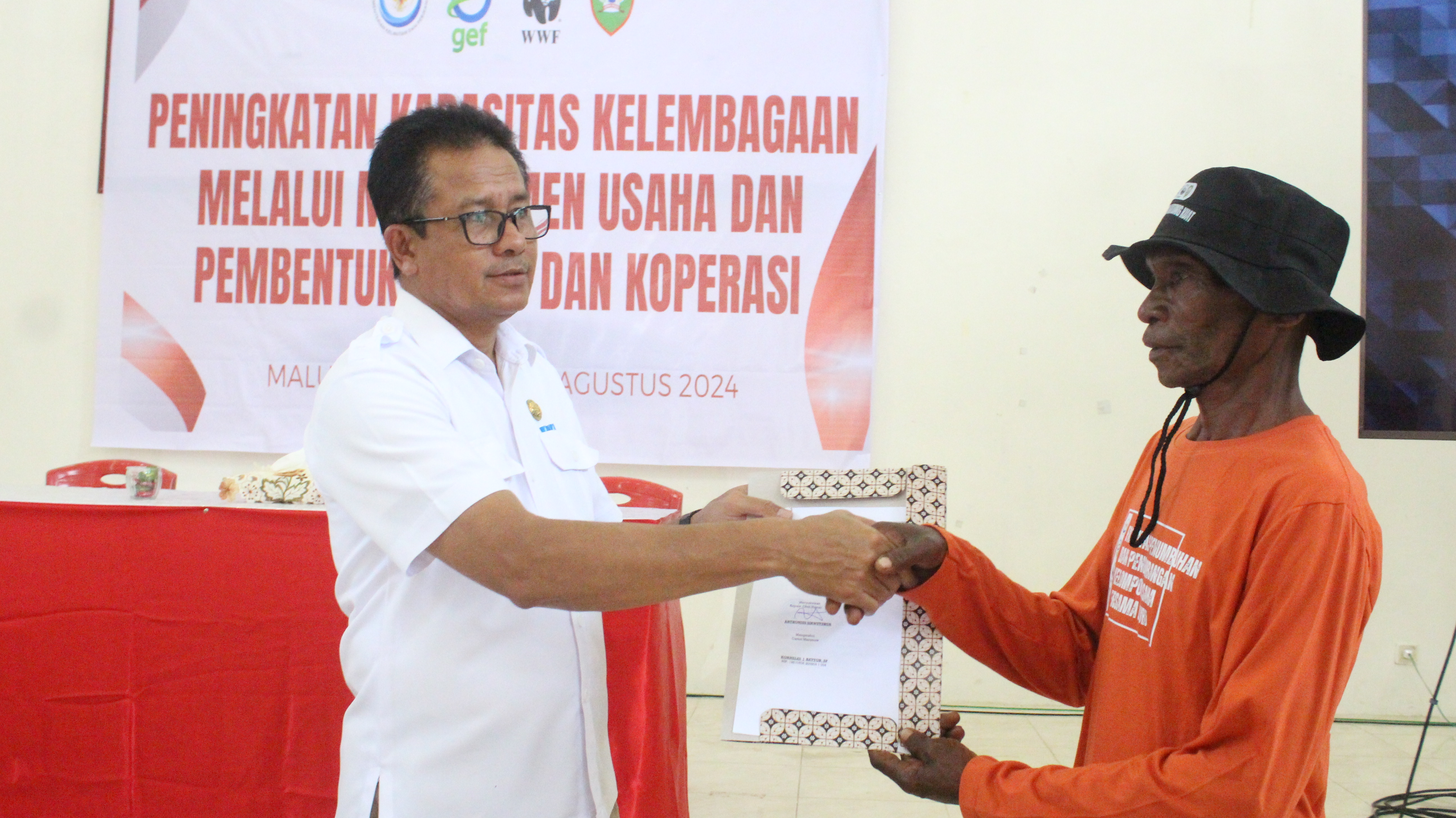 Serah terima Berita Acara  pengukuhan KUB perikanan tanggkap oleh Pj. Sekda Maluku Tenggara Ir. Nicodemus Ubro, M.Si pada kegiatan Peningkatan Kapasitas Kelembagaan melalui Manajemen Usaha dan Pembentukan KUB dan Koperasi di Kabupaten Maluku Tenggara didanai oleh hibah Global Environmental Facility (GEF) - 6 Coastal Fisheries Initiative (Langgur, 07/08/2024)